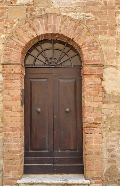 오래 된 문, 투 스 카 니, 이탈리아 — 스톡 사진