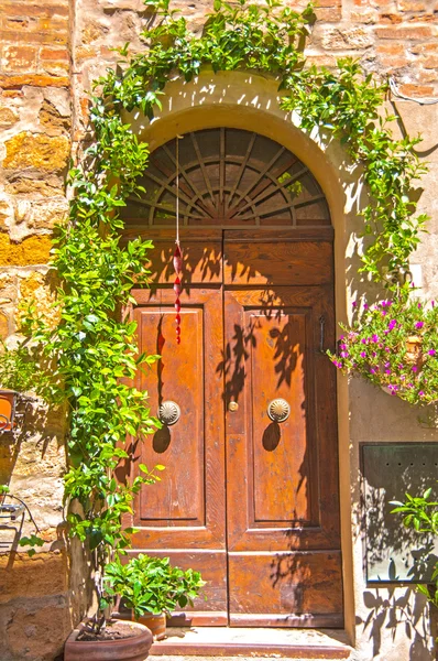 Gammal dörr, Toscana, Italien — Stockfoto