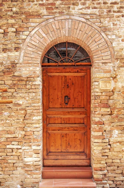 Puerta vieja, Toscana, Italia — Foto de Stock
