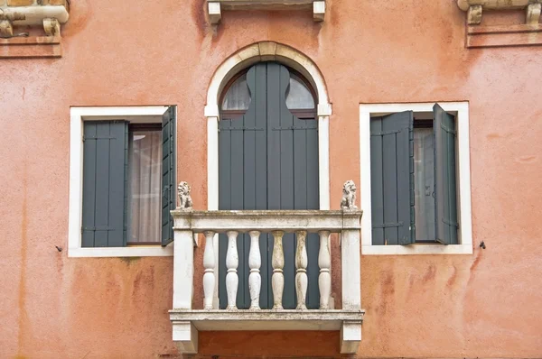 Gamla fönster, Venedig, Ita — Stockfoto