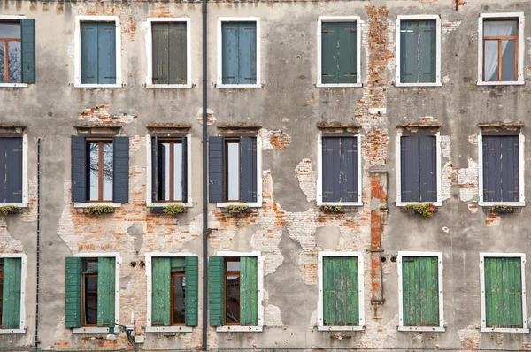 오래 된 windows, 베니스, 이탈리아 — 스톡 사진