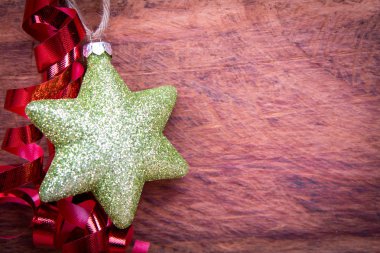 Ahşap arka planda noel süslemesi