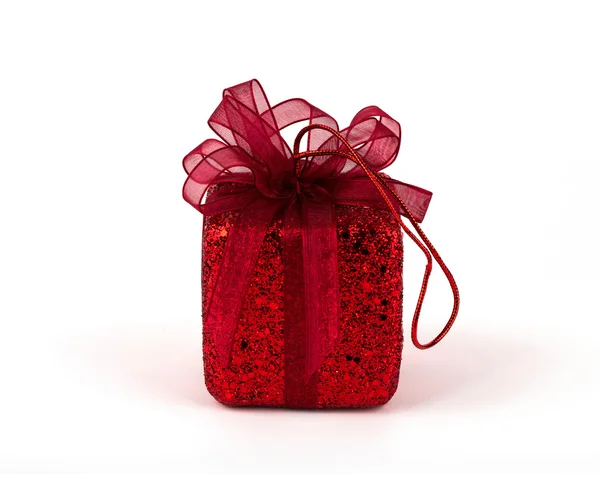 Красная коробка подарка с бантом ленты изолированы на белом фоне — стоковое фото