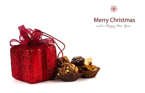 Schokoladenkuchen und Geschenke in Schachteln auf weißem Hintergrund — Stockfoto