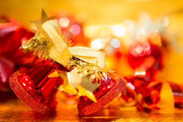 Altın arka plan üzerinde kırmızı Noel topları — Stok fotoğraf