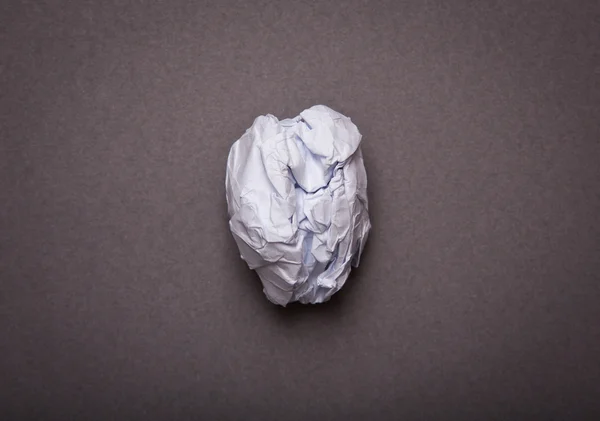 Medische achtergrond, verfrommeld papier hersenen vorm met kopie ruimte f — Stockfoto
