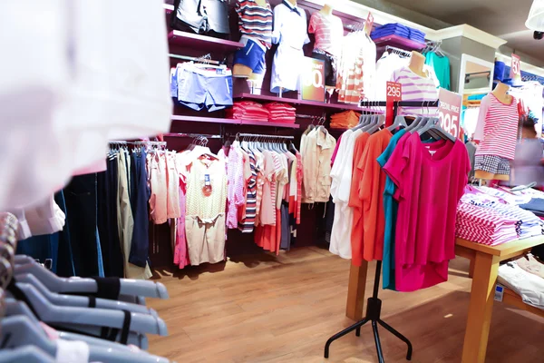 Interior de la tienda de ropa — Foto de Stock