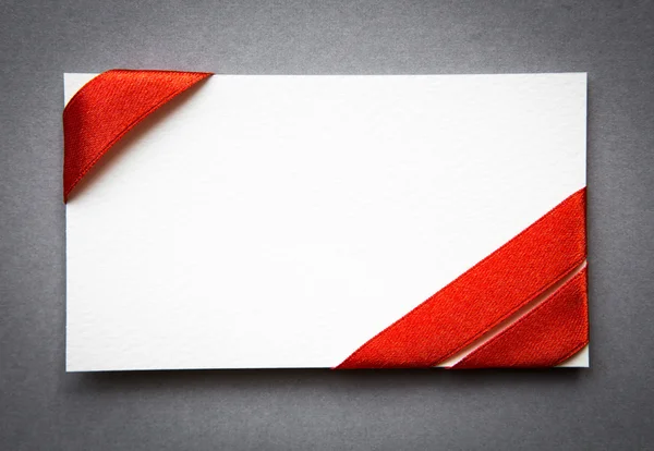 Kırmızı kurdele bows kartıyla — Stok fotoğraf