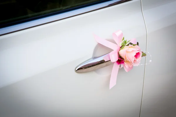 Свадебный автомобиль с красивыми украшениями — стоковое фото