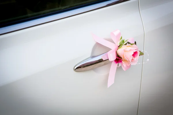 Coche de boda con hermosas decoraciones —  Fotos de Stock