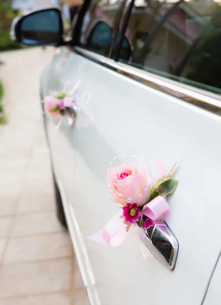 Coche de boda con hermosas decoraciones —  Fotos de Stock