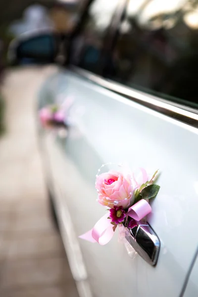 Свадебный автомобиль с красивыми украшениями — стоковое фото