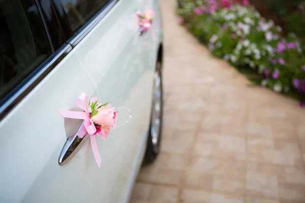 美しい装飾が付いている結婚式車 — ストック写真