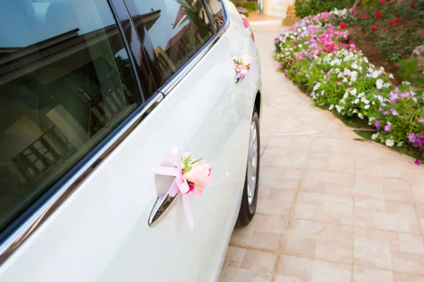 Auto da sposa con belle decorazioni — Foto Stock