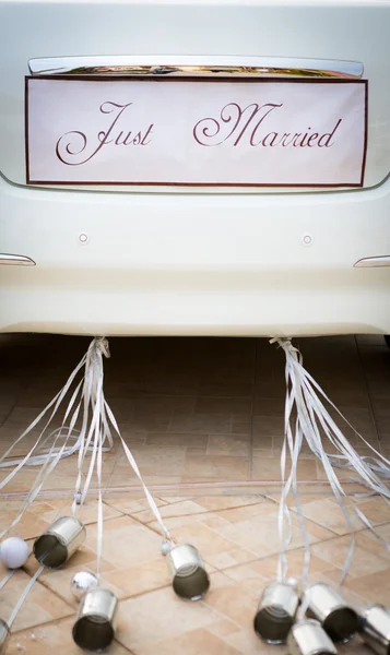Auto da sposa con belle decorazioni — Foto Stock