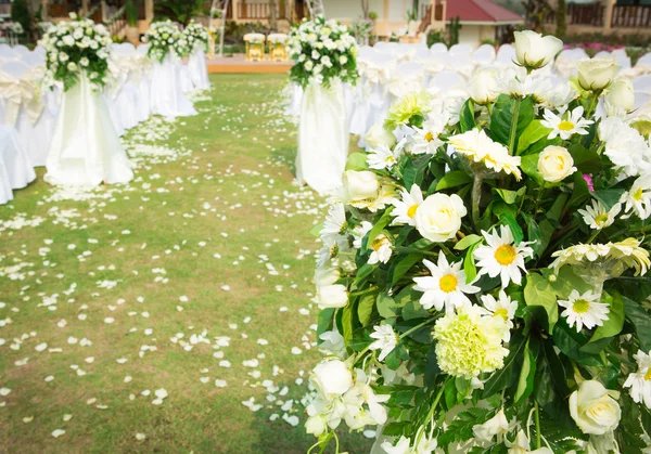 Cérémonie de mariage dans un beau jardin — Photo