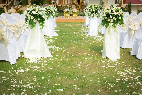 Bröllopsceremoni i en vacker trädgård — Stockfoto