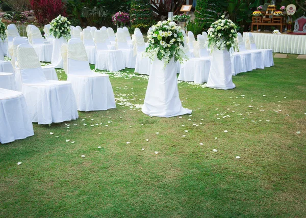Bröllopsceremoni i en vacker trädgård — Stockfoto