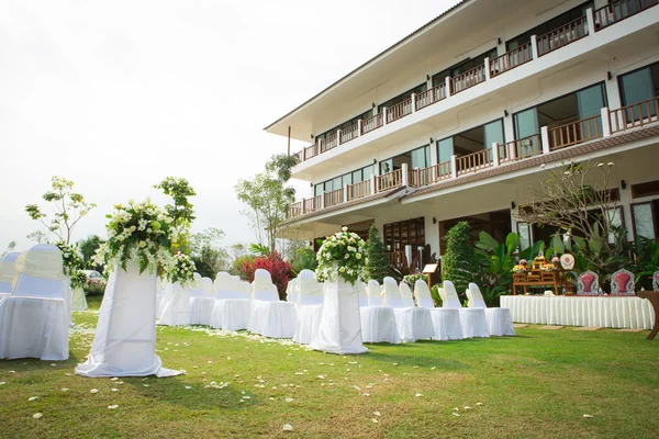 Wedding ceremony in a beautiful garden — Stock Photo, Image