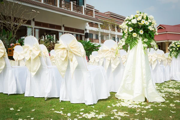 Hochzeitsfeier in einem schönen Garten — Stockfoto