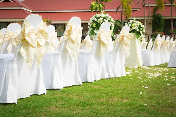 Весільна церемонія в прекрасному саду — стокове фото