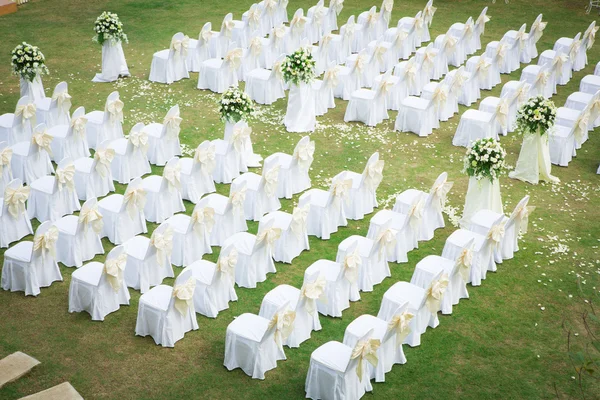 Свадебная церемония в прекрасном саду — стоковое фото