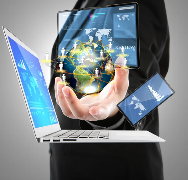 Affärsman med bärbar dator, mobiltelefon, touch skärm enhet (ele — Stockfoto