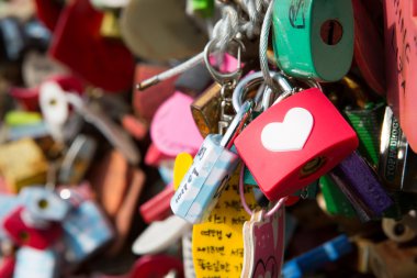 Birçok kalp kilit love sembolü