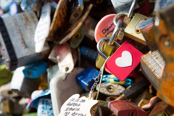 Muitos cadeados de coração símbolo de amor — Fotografia de Stock