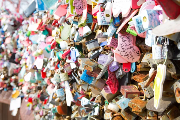 Molti lucchetti di cuore amano il simbolo — Foto Stock