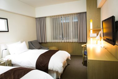 Modern konforlu otel odasının içi