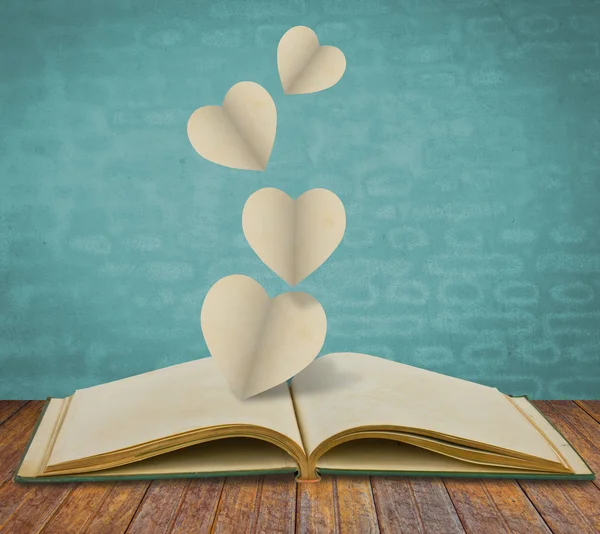 Corte de corazón de papel en el libro viejo — Foto de Stock