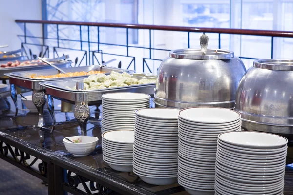 Buffettisch mit Geschirr — Stockfoto