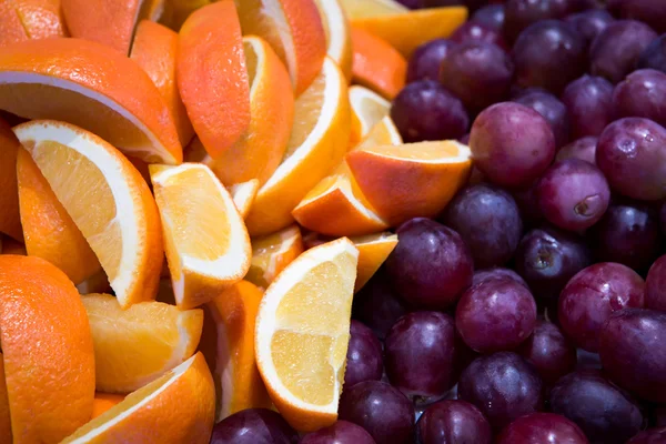 Rote Trauben und Orangenscheiben — Stockfoto