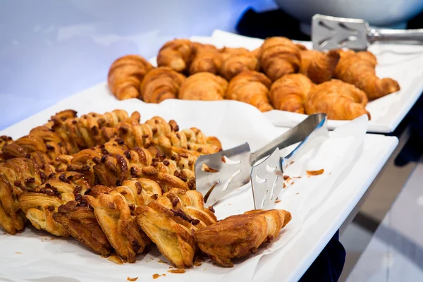 Sortiment av färska bakverk på bord i buffé — Stockfoto