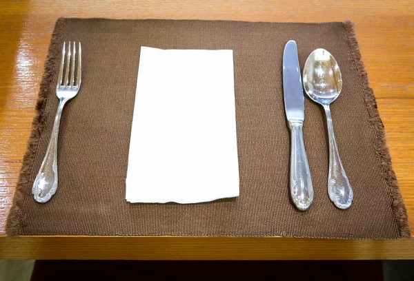 Mesa de citas tenedor, cuchillo, cuchara, servilleta de seda — Foto de Stock