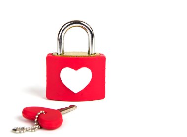 kalp asma kilit ve anahtar beyaz zemin üzerine