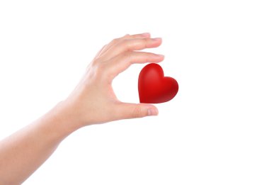 kadının elinde kırmızı kalp