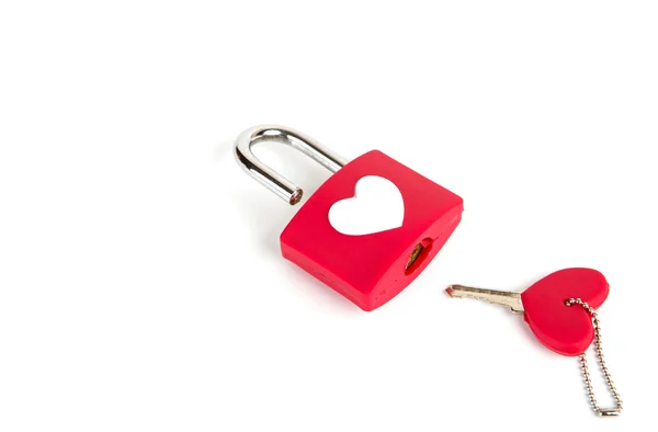 Candado de corazón y llave sobre fondo blanco — Foto de Stock