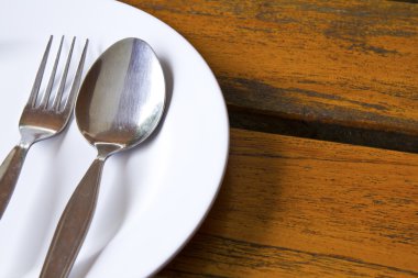 Eski Beyaz ahşap masa tabağa closeup