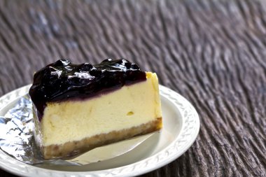 Beyaz kremalı kek meyve ve çikolata