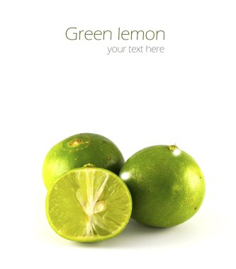 Yeşil limon ve beyaz arka plan üzerinde izole olgunlaşmış taze limon.