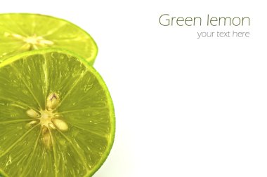 beyaz zemin üzerinde olgunlaşmış taze limon yakın çekim.
