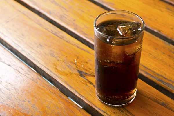 Cerrar Vaso de cola con hielo. Aislado sobre fondo blanco — Foto de Stock