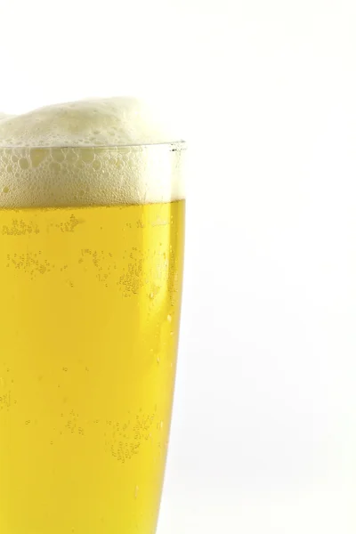 Parte superior de vaso de cerveza con gotas de espuma y agua — Foto de Stock