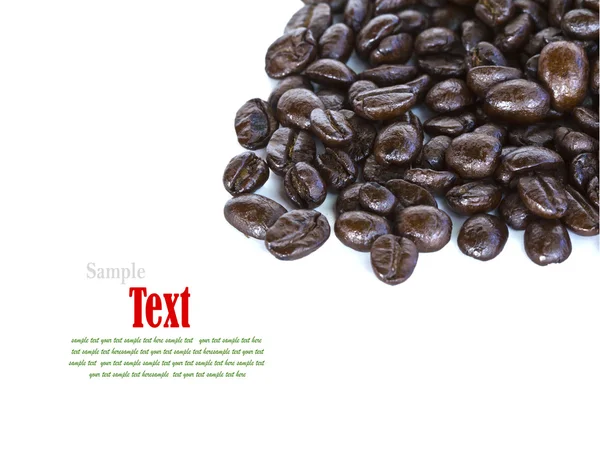 Nahaufnahme von Kaffeebohnen auf weißem Hintergrund mit Kopierfläche. — Stockfoto