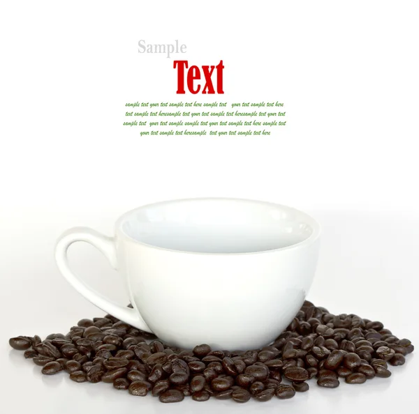 Close up de grãos de café e xícara de café no fundo branco com — Fotografia de Stock