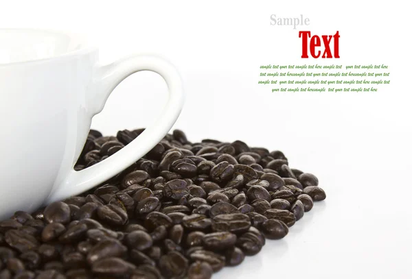 Primer plano de granos de café y taza de café sobre fondo blanco con —  Fotos de Stock
