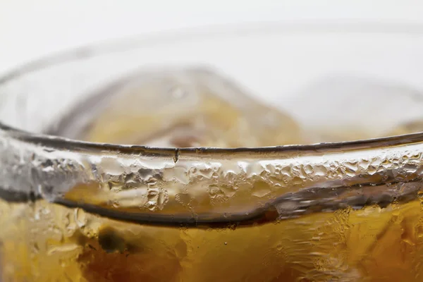 Cerrar Vaso de cola con hielo. Aislado sobre fondo blanco — Foto de Stock