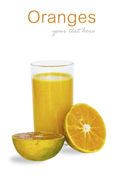 Um copo de suco de laranja e laranjas fatiadas no fundo branco w — Fotografia de Stock